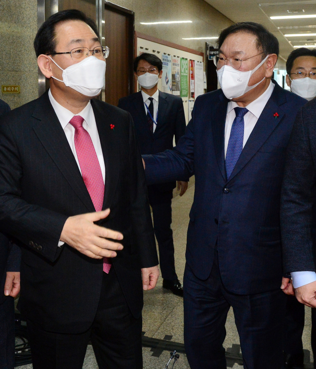 더불어민주당 김태년 원내대표와 국민의힘 주호영 원내대표가 5일 국회에서 백신방역 긴급현안 질문과 중대재해기업처벌법·생활물류법 등 처리를 위한 7,8일 양일간의 본회의 개회를 합의한 뒤 헤어지고 있다. 연합뉴스