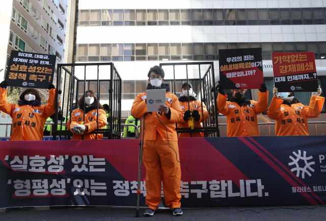 필라테스 피트니스 사업자 연맹 관계자들이 5일 오전 서울 영등포구 더불어민주당 당사 앞에서 열린 기자회견에서 실내체육시설의 