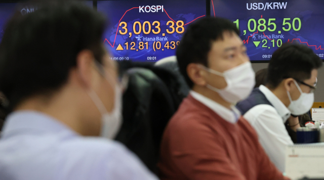 6일 오전 서울 중구 하나은행 본점 딜링룸에서 딜러들이 업무를 보고 있다. 이날 코스피 지수는 2.77포인트 오른 2,993.34에 장을 개장해 장중 사상 첫 3,000선을 돌파했다. 코스피가 3,000선을 넘어선 것은 2007년 7월 25일 2,000을 처음 돌파한 이후 약 13년 5개월여 만이다. 연합뉴스