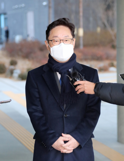 박범계 법무부 장관 후보자가 6일 오전 인사청문회 준비사무실이 있는 서울고등검찰청으로 출근하며 취재진 질문에 답하고 있다. 연합뉴스