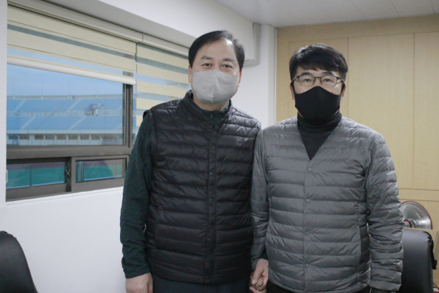 김천에서 새롭게 출발하는 김천상무 배낙호 대표이사(왼쪽)와 이흥실 초대 단장. 김천상무 제공