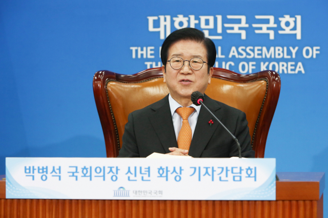 박병석 국회의장이 6일 국회에서 열린 신년 화상기자간담회에서 인사말하고 있다. 연합뉴스