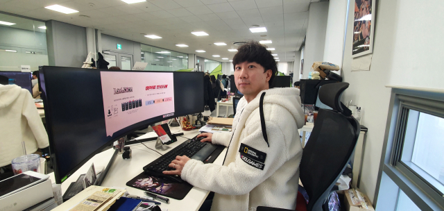 박지훈 엔젤게임즈 대표가 자사의 게임들을 소개하고 있다. 신중언 기자