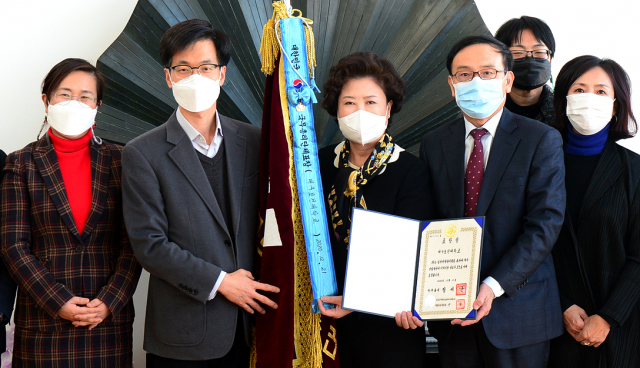6일 대구보건대학교 본관 10층 회의실에서 열린 표창 전수식에서 남성희(오른쪽) 총장이 대구지방고용노동청 지역협력과 오영근 과장으로부터 일자리창출 국무총리 표창을 받고 있다. 대구보건대 제공