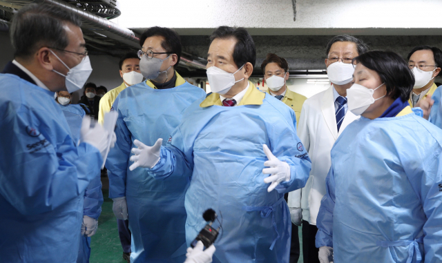 정세균 국무총리가 6일 오후 서울 성동구 코로나19 진단키트 기업인 씨젠의료재단을 방문해 관계자들에게 당부의 말을 전하고 있다. 연합뉴스