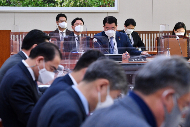 최종건 외교부 1차관이 6일 오전 국회에서 열린 이란의 한국케미호 나포관련 외교통일위원회 긴급간담회에 참석하고 있다. 연합뉴스