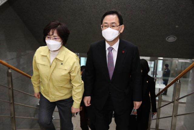 국민의힘 주호영 원내대표가 6일 오전 신종 코로나바이러스 감염증(코로나19) 집단 감염이 발생한 서울 동부구치소를 방문하고 있다. 연합뉴스