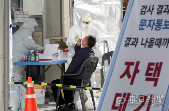 6일 대구 국채보상운동기념공원 코로나19 임시선별검사소에서 한 시민이 코로나19 검사를 받고 있다. 대구시는 한파주의보로 인해 임시선별검사소 운영시간을 오전11시 ~ 오후3시 까지 당분간 단축운영하기로 했다. 성일권 기자 sungig@imaeil.com