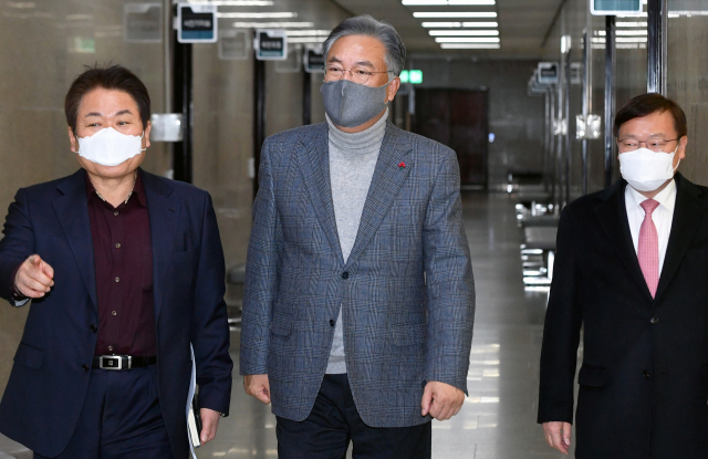 국민의힘 정진석 공천관리위원장(가운데)이 지난 5일 오후 서울 여의도 국회에서 열린 4.7 재보궐선거 공천관리위원회 2차 회의에 참석하고 있다. 왼쪽부터 정양석 사무총장, 정 위원장, 정점식 당 법률자문위원장. 연합뉴스