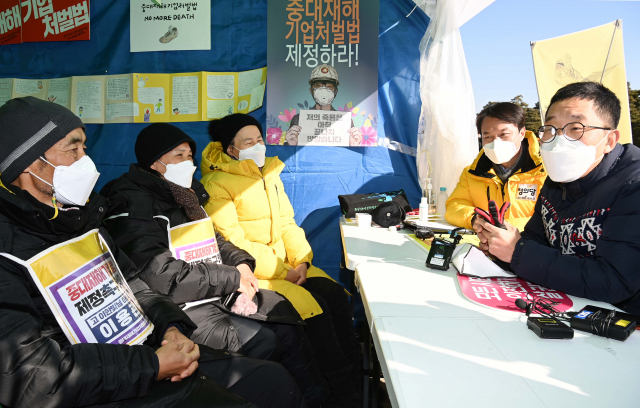 방송인 김제동 씨(오른쪽)가 6일 국회 본청 앞 정의당의 중대재해기업처벌법 제정 촉구 단식농성장을 찾아 고 이한빛 PD 부친 이용관씨(왼쪽부터), 고 김용균 씨 어머니 김미숙 김용균재단 이사장, 정의당 강은미 원내대표와 대화하고 있다. 연합뉴스