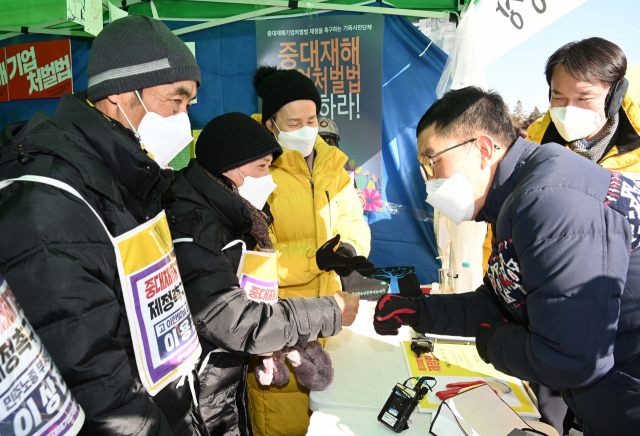 방송인 김제동 씨가 6일 국회 본청 앞 정의당의 중대재해기업처벌법 제정 촉구 단식농성장을 찾아 고 이한빛 PD 부친 이용관씨(왼쪽부터), 고 김용균씨 어머니 김미숙 김용균재단 이사장, 정의당 강은미 원내대표와 인사하고 있다. 연합뉴스