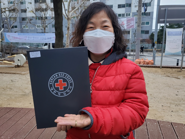 지난 5일 대구 달서구 한 공원에서 만난 자원봉사자 이순영 씨가 자신이 봉사활동을 하고 있는 대한 적십자사에 대해 설명하고 있다. 이통원 기자. tong@imaeil.com
