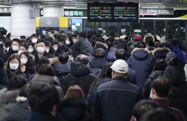 밤사이 내린 폭설이 내린 7일 오전 서울 사당역에서 시민들이 환승을 위해 이동하고 있다. 서울시는 폭설로 인한 교통혼잡에 대비해 이날 오전 출근 시간대 지하철 운영 시간을 평소보다 30분 늘려 9시30분까지 운영한다. 또한 시내버스도 전 노선 모두 출근 시간대 