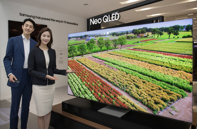 삼성전자 모델이 수원 삼성 디지털시티에서 2021년 신제품 Neo QLED TV를 소개하고 있다. 삼성전자 제공