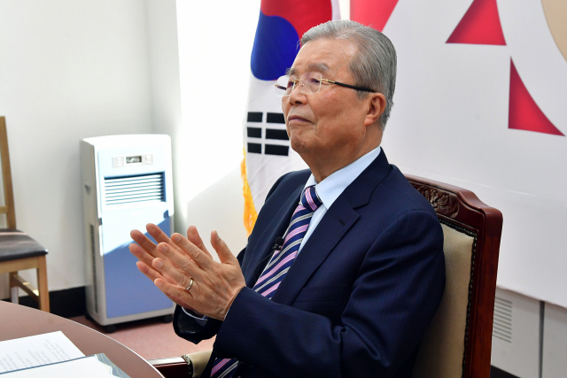국민의힘 김종인 비상대책위원장이 7일 오전 온라인 영상회의 형식으로 진행된 2021년 신년인사회에 국회에서 화상으로 참석해 기념촬영을 마치고 박수치고 있다. 연합뉴스