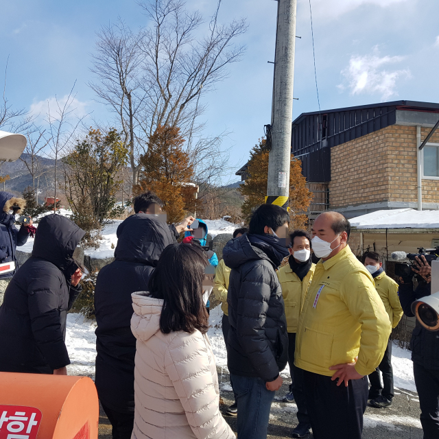 강영석 상주시장이 7일 BTJ열방센터 정문에서 센터 관계자에게 일시적 시설폐쇄명령을 통보하고 있다. 상주시 제공.