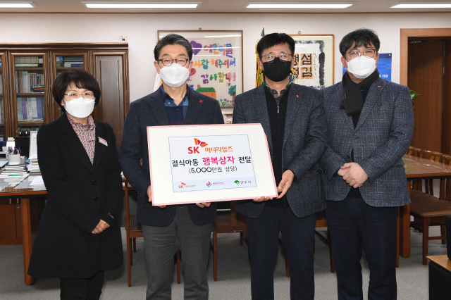 SK머티리얼즈가 장욱현 영주시장에게 행복상자를 전달하고 있다. 영주시 제공