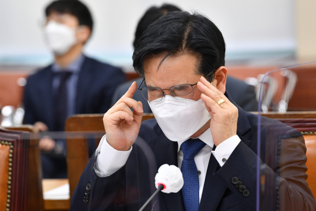 김창룡 경찰청장이 7일 국회에서 열린 행정안전위원회 전체회의에서 안경을 고쳐 쓰고 있다. 행안위는 이날 생후 16개월만에 양부모의 학대로 숨진 