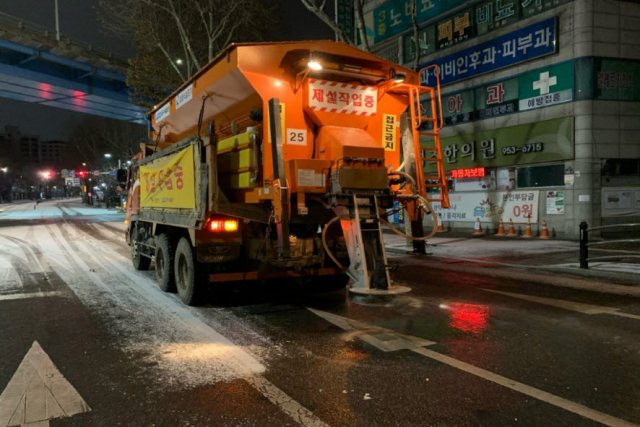 대구 동구청 앞 아양로 제설작업 모습. 대구시 제공