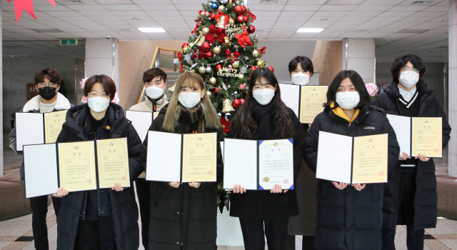 제51회 경상북도 산업디자인전람회 수상자들이 상장을 들어보이고 있다. 계명문화대 제공
