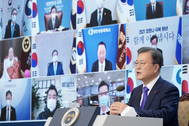 문재인 대통령은 7일 청와대 집무실에서