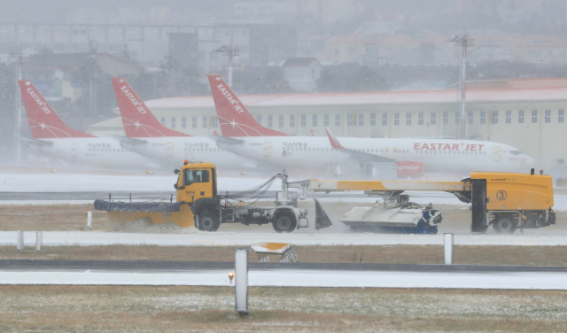 제주에 많은 양의 눈이 내린 7일 오후 제주국제공항 활주로에서 특수차량이 눈을 치우고 있다. 연합뉴스