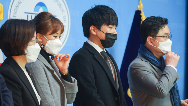지난 2021년 12월 서울 여의도 국회 소통관에서 열린 구하라법(부양의 의무를 현저히 게을리한 자를 상속결격사유에 포함하는 민법1004조 개정안 등) 통과 촉구 기자회견에 순직 소방관 고(故) 강한얼씨 언니 화현 씨(왼쪽 두 번째), 고(故) 구하라의 오빠 호인씨(오른쪽 두 번째)가 참석하고 있다. 연합뉴스