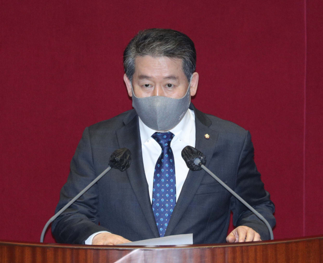 국회 정보위원회 위원장으로 선출된 더불어민주당 김경협 의원이 8일 오후 서울 여의도 국회에서 열린 본회의에서 당선 인사를 하고 있다. 연합뉴스