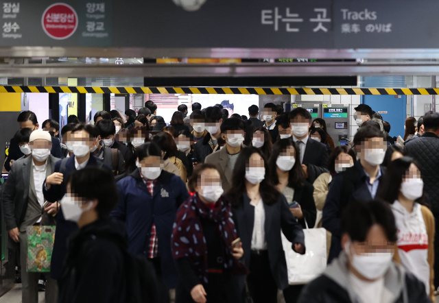 지난 13일 오전 서울 강남역에서 마스크를 쓴 시민들이 출근길을 재촉하고 있다. 연합뉴스
