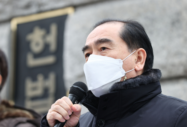 29일 오전 서울 종로구 헌법재판소 앞에서 한반도 인권과 통일을 위한 변호사모임 등 시민단체 주최로 열린 대북전단금지법 위헌 무효 기자회견에서 국민의힘 태영호 의원이 발언하고 있다. 연합뉴스