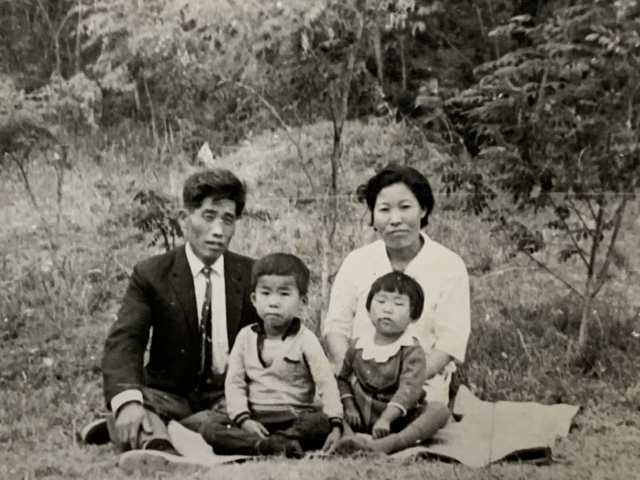 1969년 홍경숙(아래 오른쪽) 씨의 외할아버지 산소에서 부모님과 큰오빠가 함께 찍은 가족사진. 가족제공.