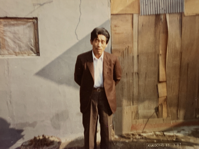 1983년 봄 홍경숙 씨의 아버지 홍순상 씨가 집 앞에서 찍은 사진. 가족제공.