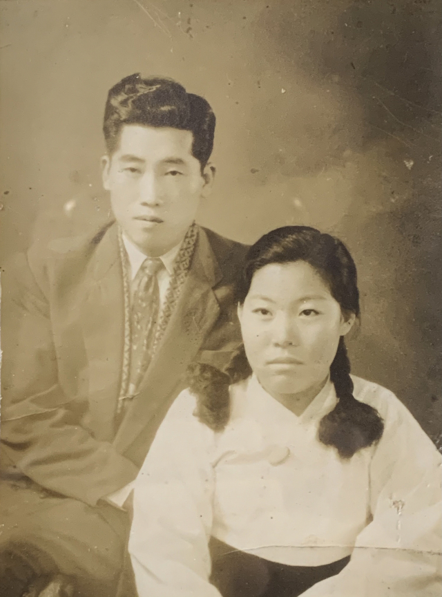 1956년 사진관에서 찍은 홍경숙 씨의 아버지 홍순상 씨와 어머니의 약혼사진. 가족제공.