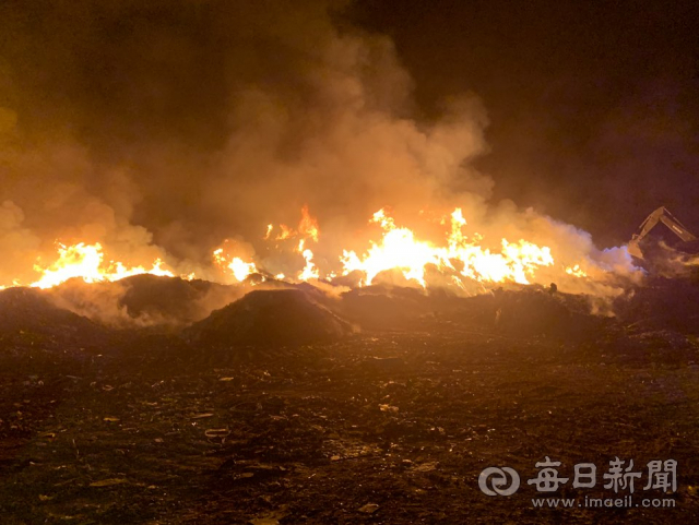 10일 오전 1시쯤 포항 남구 호동 쓰레기매립장 화재를 소방대원과 장비가 진압하고 있다. 매립장 화재는 전날 오후 8시 7분쯤 발생했다. 포항남부소방서 제공.