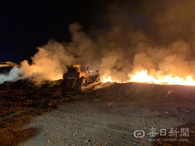 10일 오전 1시쯤 포항 남구 호동 쓰레기매립장 화재를 소방대원과 장비가 진압하고 있다. 매립장 화재는 전날 오후 8시 7분쯤 발생했다. 포항남부소방서 제공.