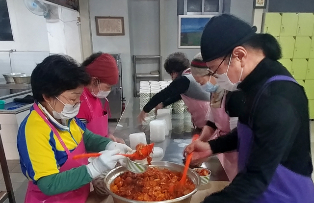 8일 오전 대구 중구 요셉의집에서 김요한 씨가 봉사자들과 함께 사람들에게 나눠줄 반찬을 담고 있다. 이통원 기자. tong@imaeil.com