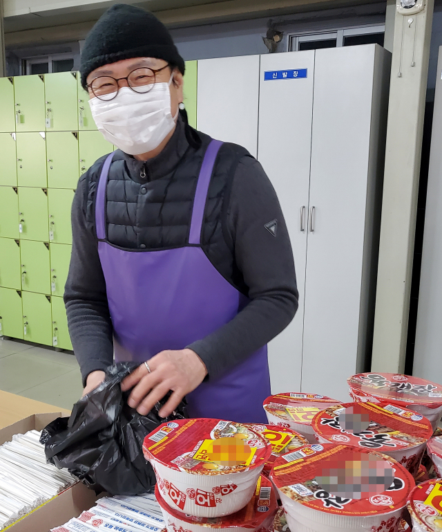 8일 오전 대구 중구 요셉의집에서 만난 김요한 씨가 도시락으로 나눠 줄 라면을 봉투에 담고 있다. 이통원 기자. tong@imaeil.com