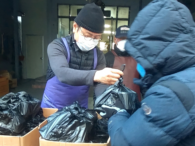 8일 오전 대구 중구 요셉의집에서 김요한 씨가 사람들에게 도시락을 나눠 주고 있다. 이통원 기자. tong@imaeil.com