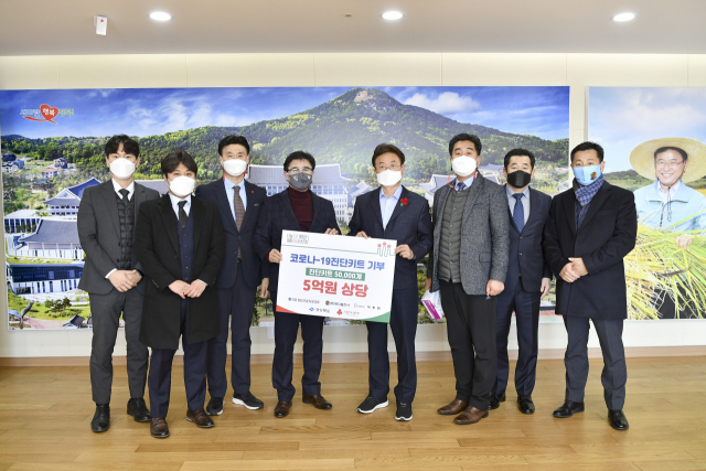 8일 경북도청에서 열린 코로나19 진단키트 기부식 참석자들이 기념촬영을 하고 있다. 경북도 제공