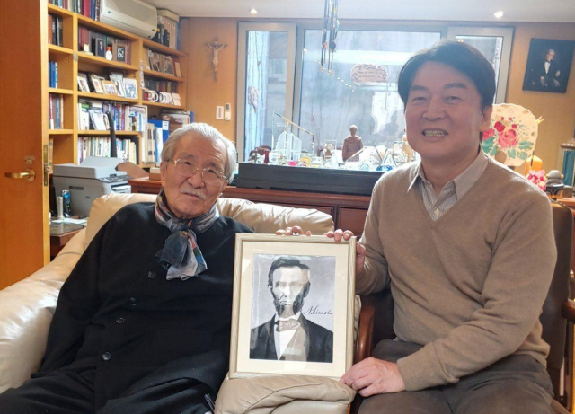 지난 9일 국민의당 안철수 대표가 2012년 자신의 대선후보 자진사퇴를 맹비난했던 김동길 연세대 명예교수를 만나고 서울시장 보궐선거 완주 의지를 다졌다고 밝혔다. 사진은 안철수 대표와 김동길 명예교수. 연합뉴스