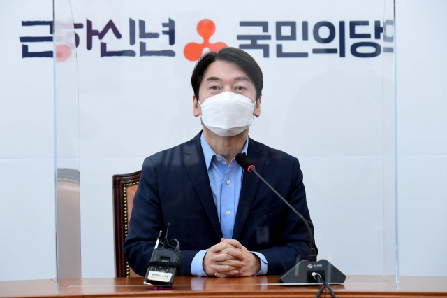 국민의당 안철수 대표가 7일 서울 여의도 국회에서 예방한 아키바 토르 신임 주한 이스라엘 대사와 대화하고 있다 . 연합뉴스