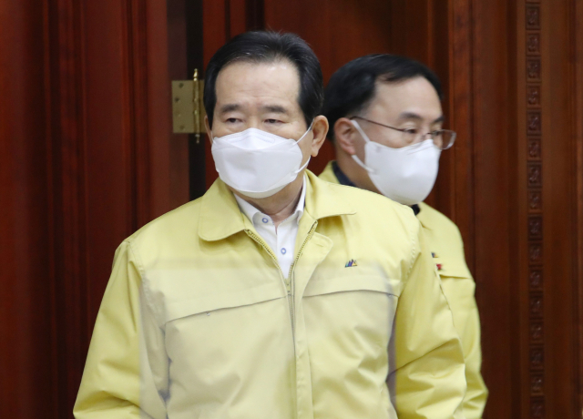 정세균 국무총리가 휴일인 10일 정부서울청사에서 열린 신종 코로나바이러스 감염증(코로나19) 대응 중앙재난안전대책본부(중대본) 회의에 참석하고 있다. 연합뉴스