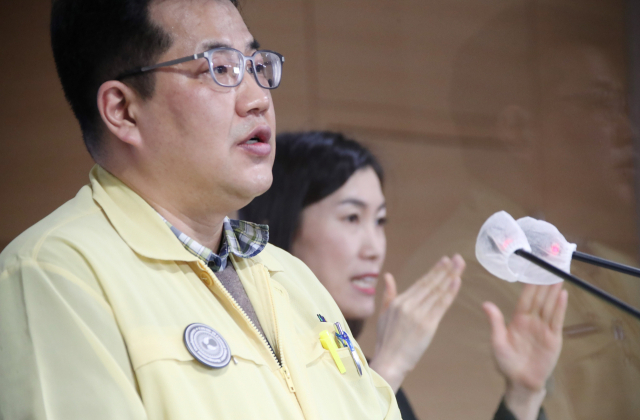 손영래 중앙사고수습본부 사회전략반장이 10일 정부서울청사에서 열린 신종 코로나바이러스 감염증(코로나19) 대응 현황 등에 대해 비대면 정례브리핑을 하고 있다. 연합뉴스