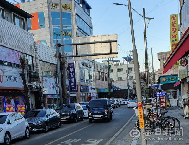 경북 성주군 경산길(2차) 전력설비 지중화 사업 구간인 무강병원 앞 도로. 사업이 완료되면 전신주와 통신주 등이 사라져 경관이 개선될 전망이다. 이영욱 기자