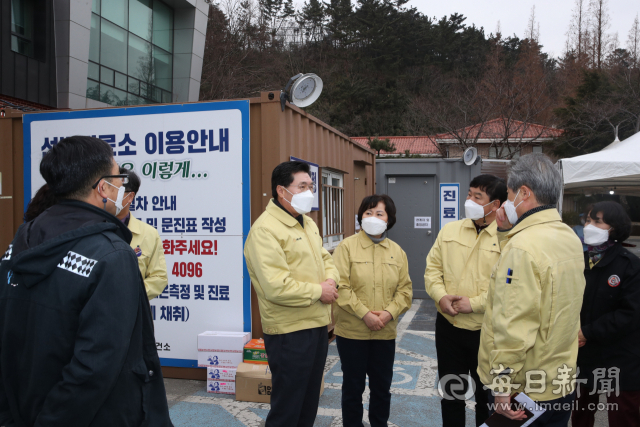 포항시의회 의원들이 포항시북구보건소에 마련된 선별진료소에서 코로나19 방역에 힘겨운 시간을 보내고 있는 의료진들에게 감사의 인사를 전하고 있다. 포항시의회 제공