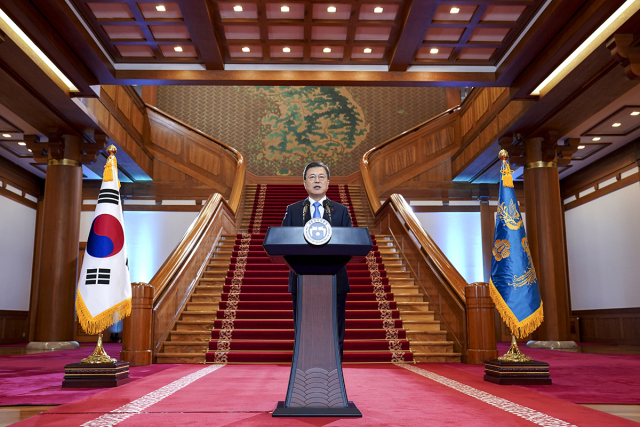 문재인 대통령은 11일 오전 청와대 본관에서 2021년 국정운영 구상과 방향을 국민에게 제시하는 신년사를 발표했다. 청와대 제공