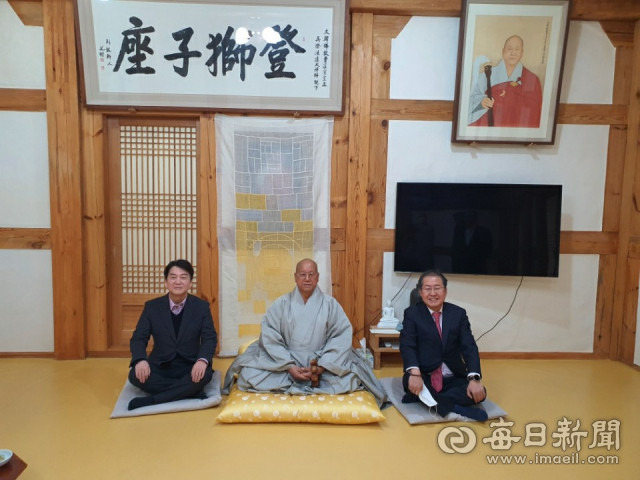 안철수 국민의당 대표와 홍준표 전 자유한국당 대표가 11일 대한불교조계종 종정 진제 스님(가운데)을 한날 한시에 전격 예방했다. 두 사람은