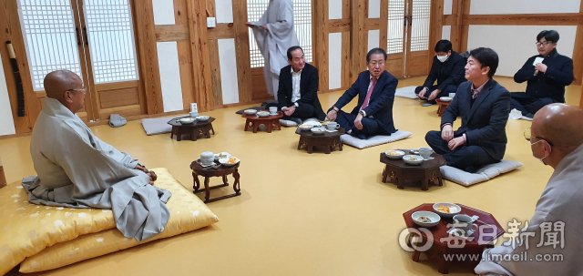 안철수 국민의당 대표와 홍준표 전 자유한국당 대표가 11일 대한불교조계종 종정 진제 스님(왼쪽)을 한날 한시에 전격 예방했다. 두 사람은