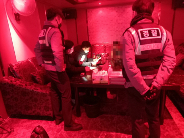 경북 구미시와 구미경찰서는 합동으로 집합금지를 위반한 업소를 단속하고 있다. 구미시 제공