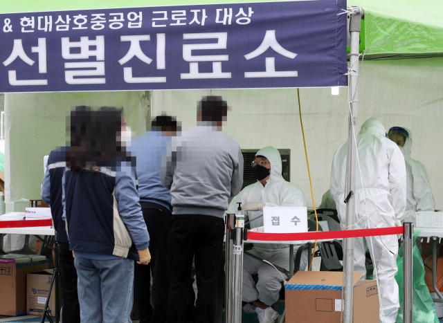 11일 오후 전남 영암군 삼호농어촌복합체육관에 설치된 대불산단 근로자 대상 신종 코로나바이러스 감염증(코로나19) 임시 선별진료소에서 근로자들이 코로나19 진단 검사를 받고 있다. 영암군은 대불산단 등 6곳에 임시 선별 검사소를 설치해 지역사회 감염확산에 선제적으로 대응하는 차원에서 대불국가산단 외국인과 내국인 근로자 등 1만5천여 명 전수검사에 들어갔다. 연합뉴스